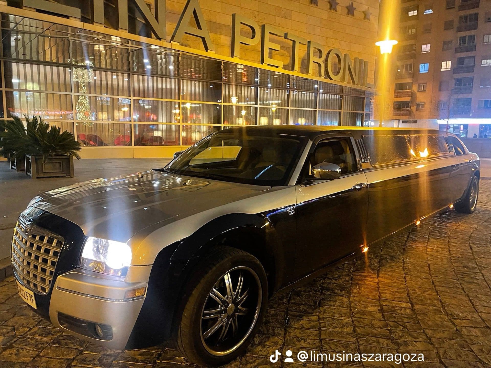 Limusina Chrysler 300 Negro Plata