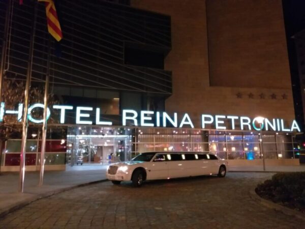Plan Noche de Lujo en Limusina + Hotel 5 Estrellas Reina Petronilla + SPA de la Reina en el Hotel